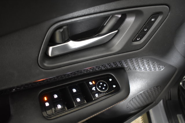 Used 2024 Nissan Ariya AWD image 8