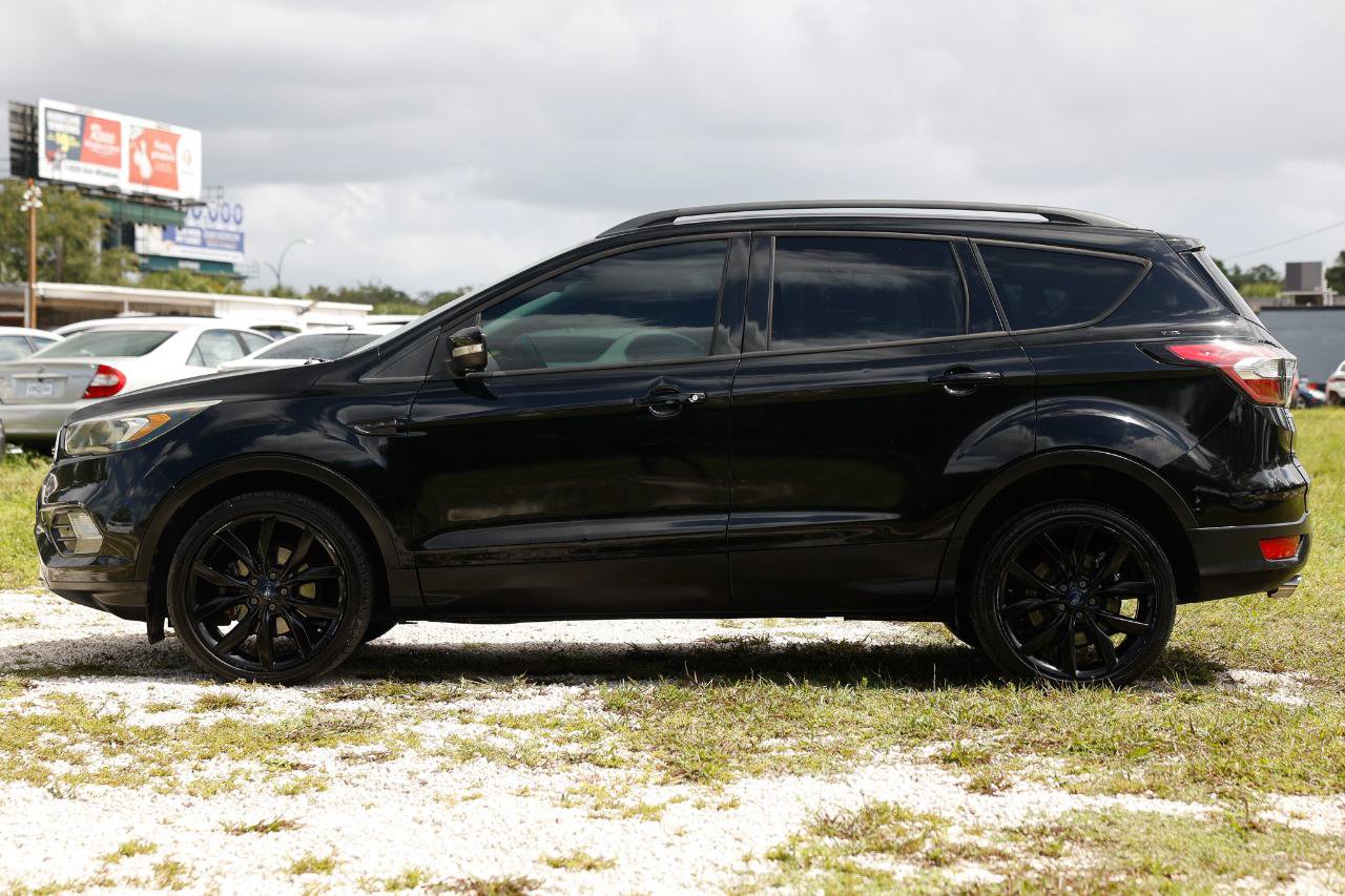 Used 2017 Ford Escape Titanium FWD image 3