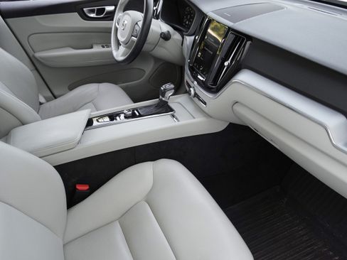 Used 2020 Volvo XC60 T5 Momentum w/ Protection Package FWD image 10