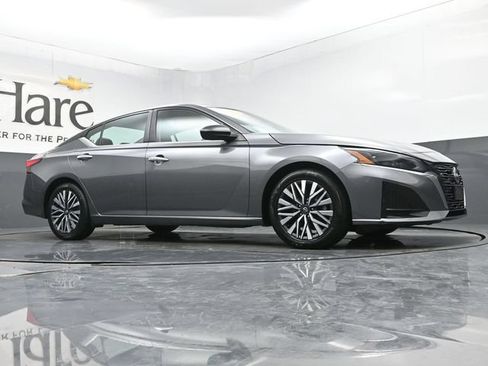 Used 2024 Nissan Altima 2.5 SV FWD image 2