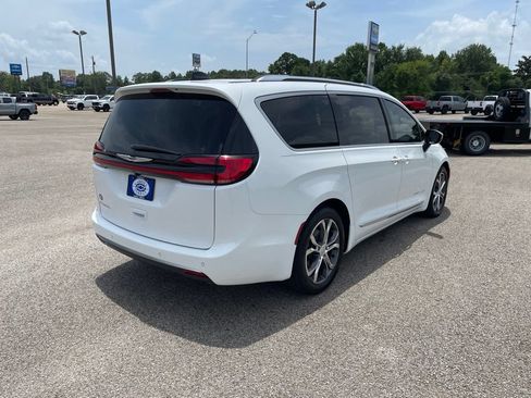 Used 2026 Chrysler Pacifica Pinnacle FWD image 6