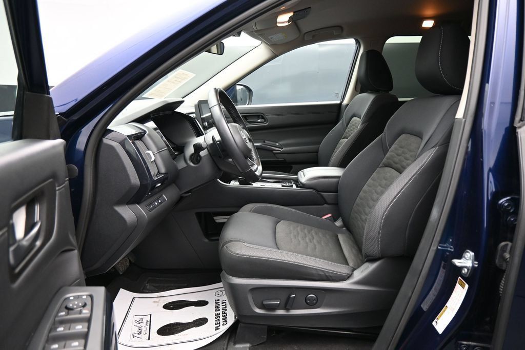 Used 2025 Nissan Pathfinder SV AWD/4WD image 9