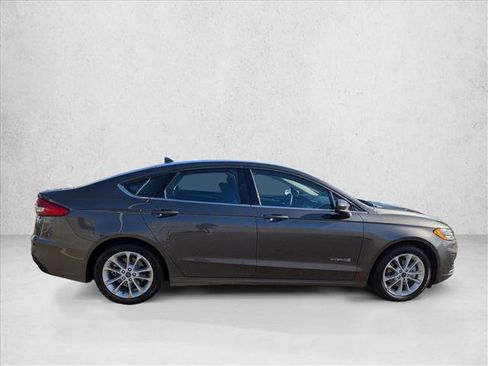 Used 2019 Ford Fusion SE FWD image 4