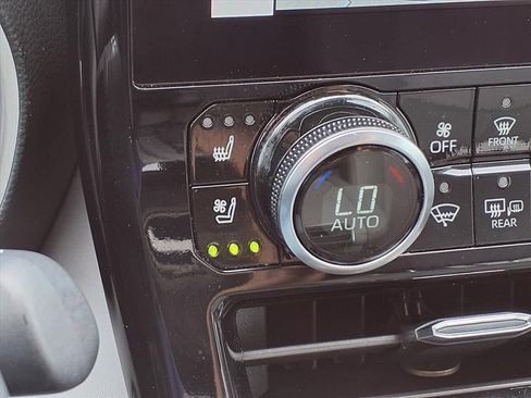 Used 2024 Toyota Highlander Platinum image 13