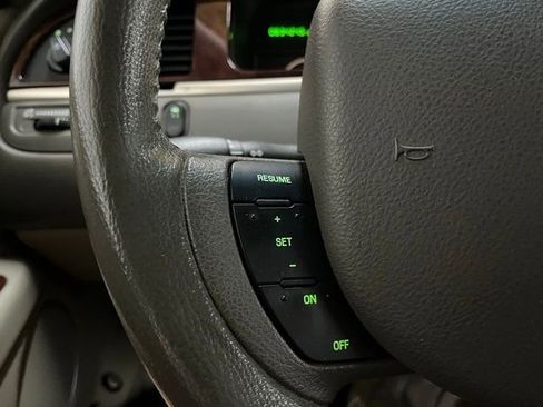Used 2005 Lincoln Town Car Signature Limited RWD image 39