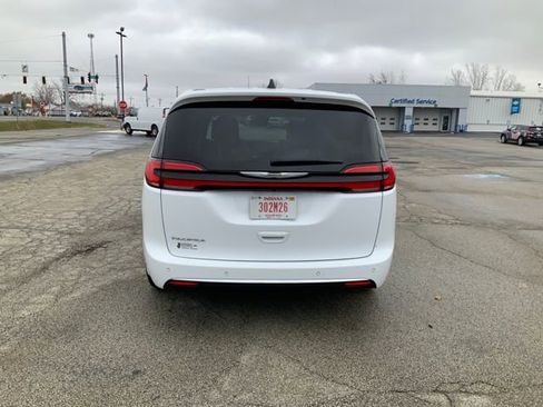 Used 2025 Chrysler Pacifica Select image 8