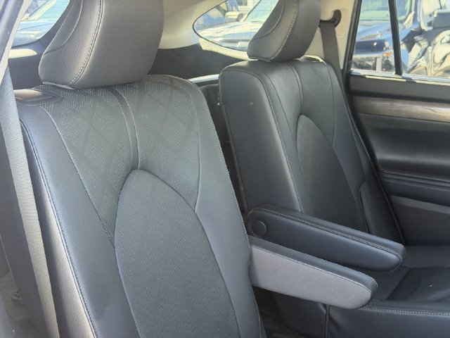 Used 2020 Toyota Highlander Platinum FWD image 22