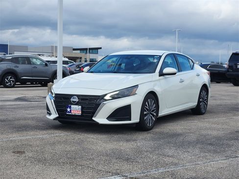 Used 2023 Nissan Altima 2.5 SV image 2