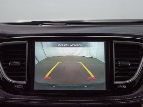 Used 2024 Chrysler Pacifica Limited FWD image 32