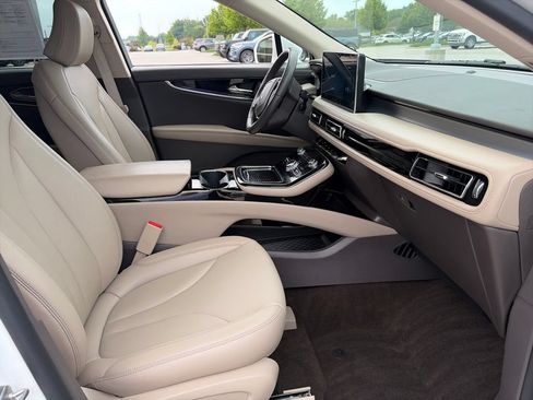 Used 2023 Lincoln Nautilus AWD w/ Premium Package image 11