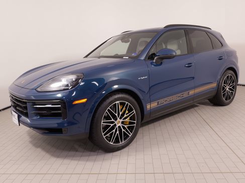 Used 2024 Porsche Cayenne S AWD/4WD image 3