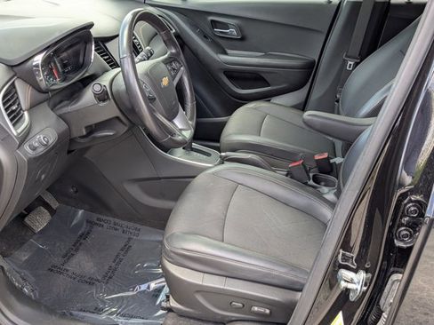 Used 2022 Chevrolet Trax LT w/ Midnight Edition image 15
