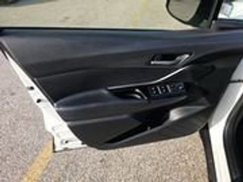 Used 2019 Toyota C-HR XLE image 7