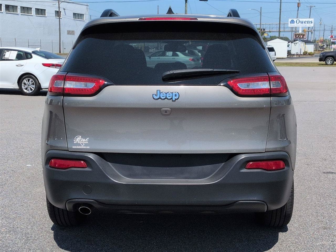 Used 2017 Jeep Cherokee Sport FWD image 4