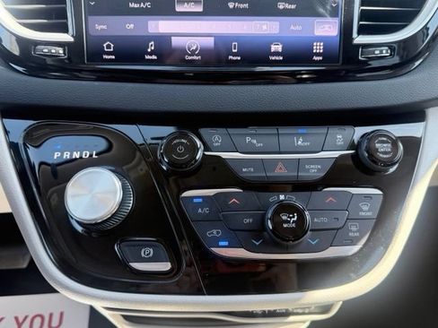 Used 2023 Chrysler Pacifica Touring-L FWD image 16