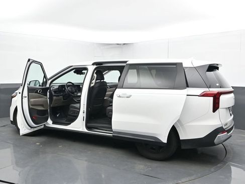 Used 2025 Kia Carnival FWD image 57