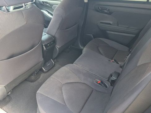 Used 2023 Toyota Highlander LE FWD image 11