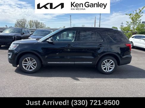 Used 2017 Ford Explorer XLT FWD image 2