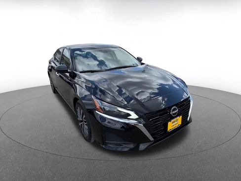 Used 2025 Nissan Altima 2.5 SV FWD image 3