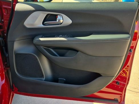 New 2025 Chrysler Pacifica Limited w/ Trailer Tow Group image 21