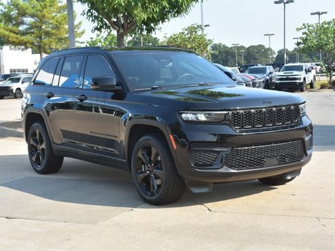 Used 2023 Jeep Grand Cherokee Altitude RWD image 3