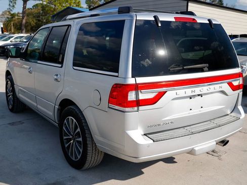Used 2017 Lincoln Navigator Select image 4