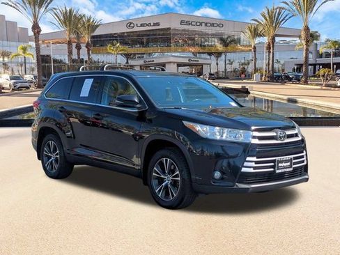 Used 2019 Toyota Highlander Plus AWD/4WD image 3
