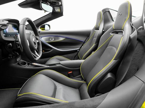 Used 2025 McLaren Artura Spider image 11