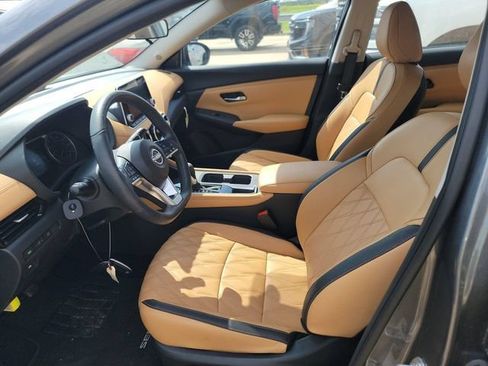 Used 2025 Nissan Sentra SV w/ SV Premium Package FWD image 6