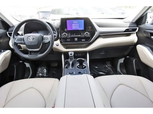 Used 2023 Toyota Highlander XLE image 8