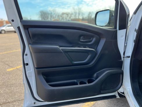 Used 2019 Nissan Titan S image 13