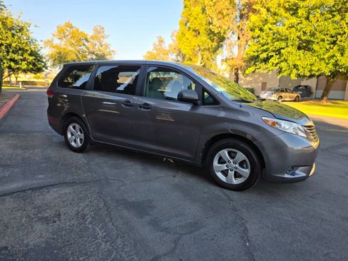 Used 2013 Toyota Sienna L w/ Towing Pkg FWD image 19