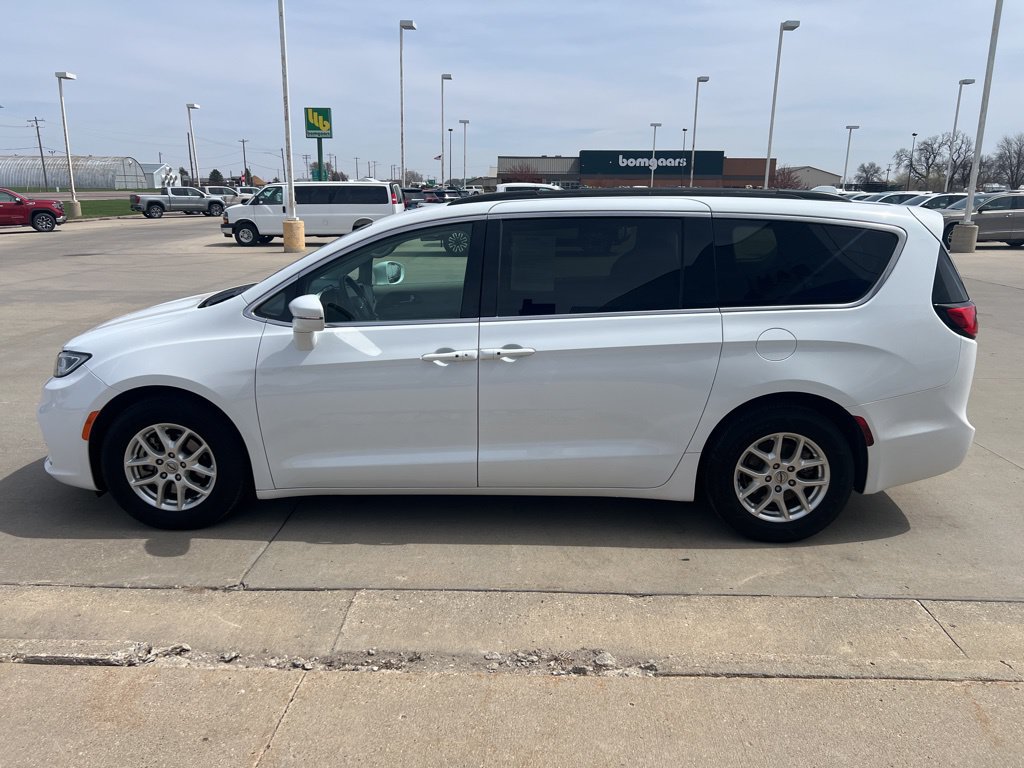 Used 2022 Chrysler Pacifica Touring-L FWD image 6