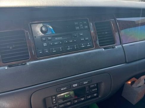Used 1998 Lincoln Town Car Signature RWD image 13