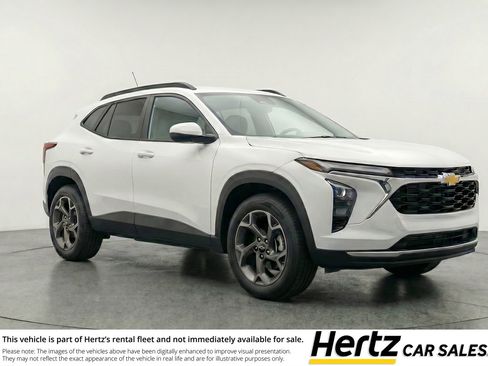 Used 2025 Chevrolet Trax LT FWD image 1