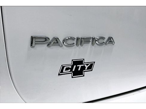 Used 2024 Chrysler Pacifica Touring-L image 9