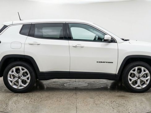 Used 2025 Jeep Compass Latitude AWD/4WD image 11