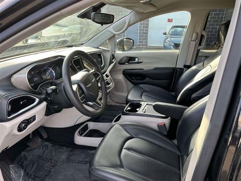 Used 2023 Chrysler Pacifica Touring-L image 14