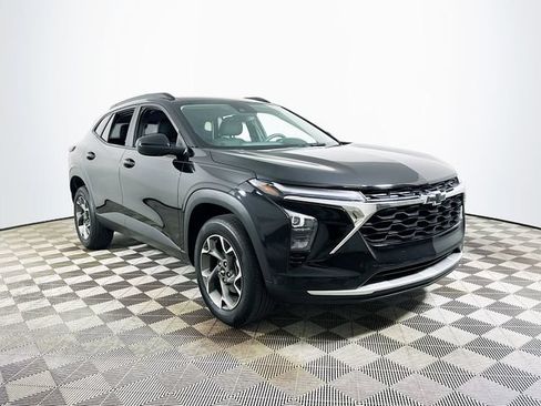 Used 2025 Chevrolet Trax LT FWD image 1