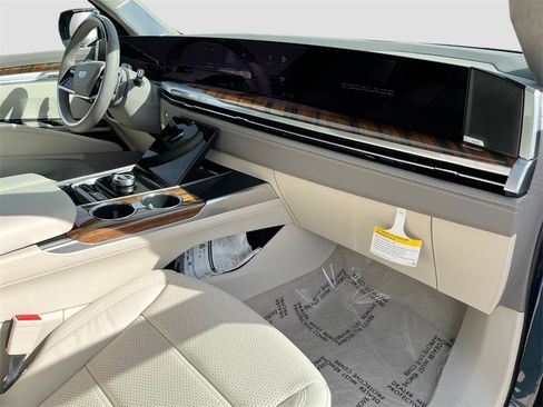 New 2025 Cadillac Escalade Sport Platinum w/ LPO, ONYX Package image 32