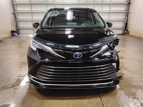 Used 2024 Toyota Sienna Limited AWD/4WD image 7