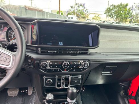 Used 2025 Jeep Wrangler Unlimited Sahara AWD/4WD image 17