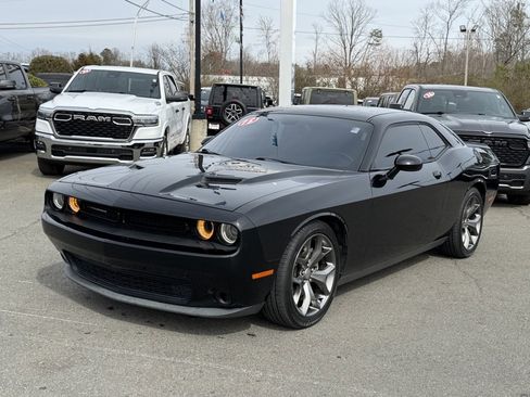 Used 2015 Dodge Challenger SXT image 8