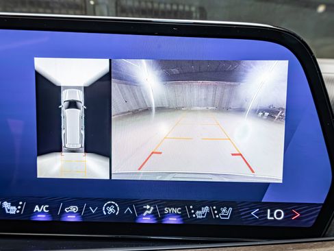 Used 2025 Chevrolet Suburban High Country image 19