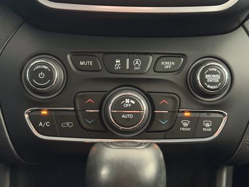 Used 2019 Jeep Cherokee Latitude Plus w/ Comfort/Convenience Group AWD/4WD image 27