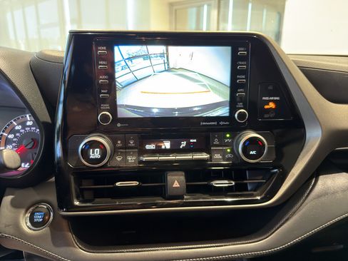 Used 2022 Toyota Highlander LE FWD image 13