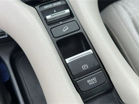 Used 2023 Honda HR-V LX image 18