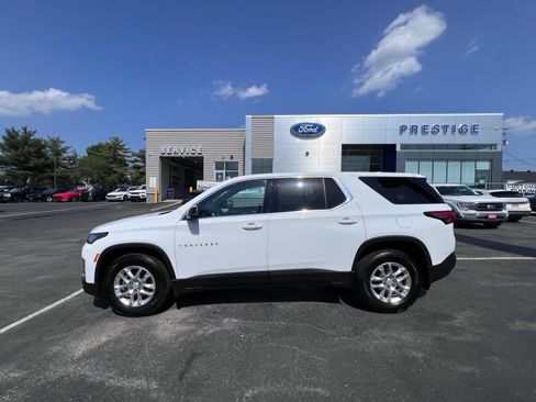 Used 2023 Chevrolet Traverse LS FWD image 4