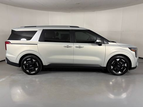 New 2026 Kia Carnival EX FWD image 9