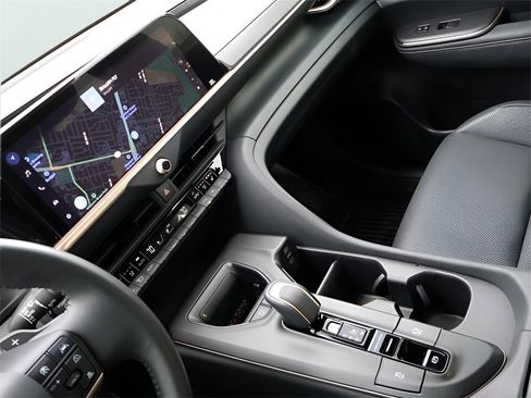 Used 2023 Toyota Crown Platinum image 21